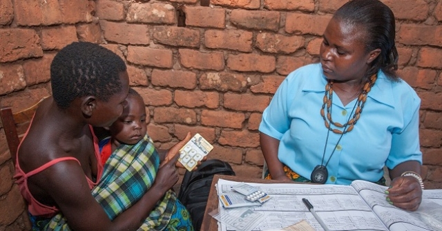 A community health worker, Frida Kabwango, diagnoses and treats 3 year old James Mabvuto for malaria at Matapila Village Clinic in Ntcheu District, Malawi. WHO / A. Gumulira
