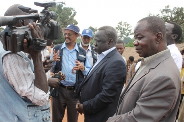 Dr Abdi, Dr Riek Gai Kok and State Minster of Health addressing a team of journalists at the Gangura border entry point, Western Equatoria State.