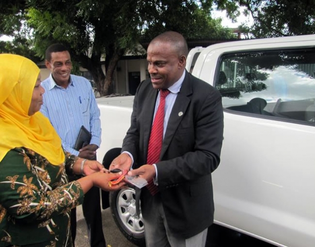 Dr. Martins Ovberedjo on behalf of WHO, handing over keys for the vehicle to the Minister for Regional Administration and Local Government (PMORALG), Hon. Hawa Ghasia (MP)