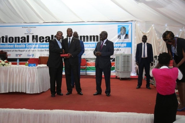 Dr Usman receiving awards from H.E. Gen. Taban Deng Gai, First Vice President of the Republic of South Sudan for the vital role played by WHO in supporting the health sector in South Sudan. Photo WHO.