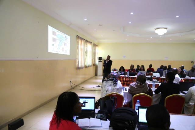 Dr Zainul Khan presenting preliminary findings by OBRA in Kaduna WHO/C. Warigon