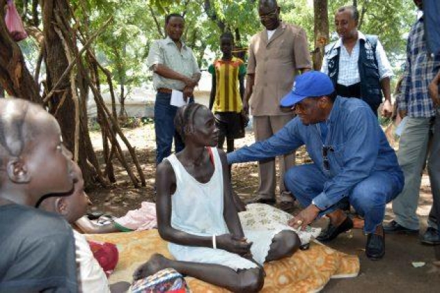 Dr Pierre M'pele, WHO Representative in Ethiopia, talks to a refugee woman.