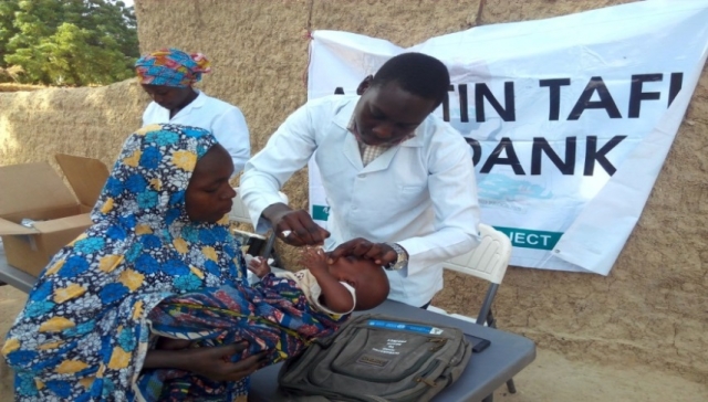 Child receiving OPV during hard-to-reach mobile session