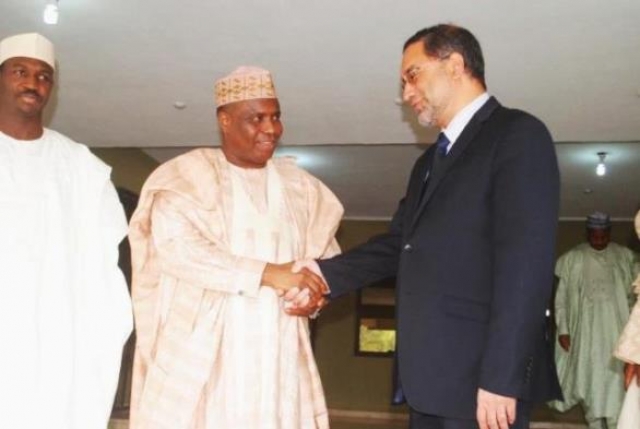 01 Governor Tambuwal welcoming Dr Vaz to Sokoto Government House while the Deputy Governor looks on