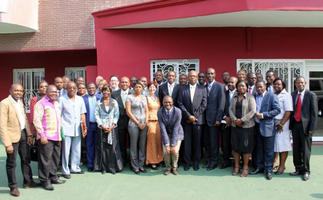 L’atelier a permis, entre autres, aux experts nationaux d’harmoniser leurs techniques de surveillance et renforcer leurs capacités en diagnostic de laboratoire. Les experts de l’OMS, de l’UNICEF, des ministères de l’agriculture, de l’élevage, de la pêche et de la sécurité alimentaire, et de la santé ont suivi et facilité les travaux