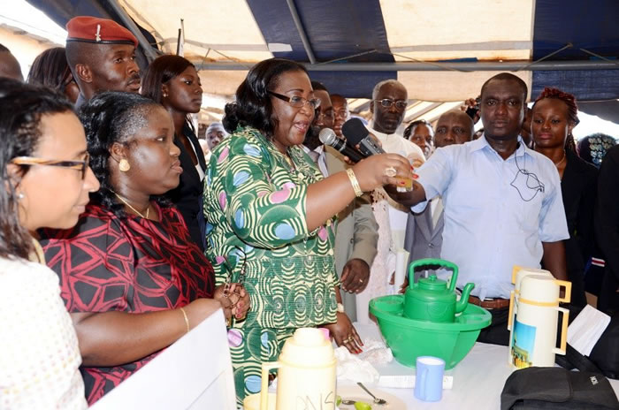 Devant des centaine de mamans réunies, le Ministre de la santé et de la lutte contre le sida a fait une démonstration de la préparation d’un jus de citron au miel à donner à un enfant qui tousse