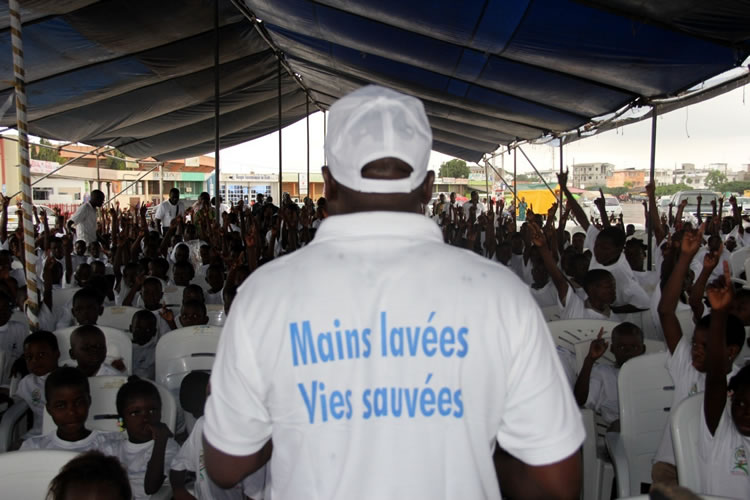 01 L animateur des enfants en pleine action avec les ecoliers au Stade de l amitie, le 15 octobre 2012.