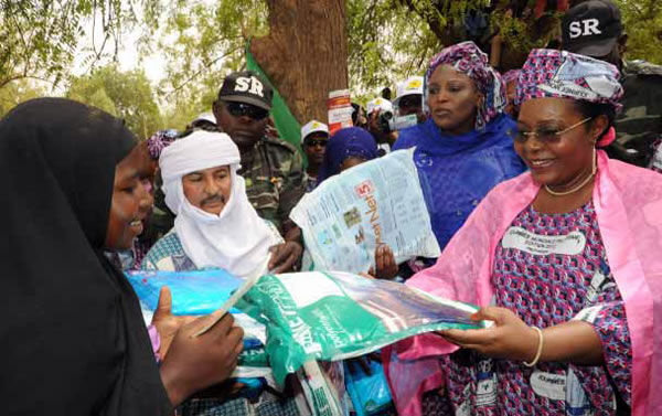 La Première dame, Mme Aissata Issoufou, remettant des moustiquaires à des femmes enceintes
