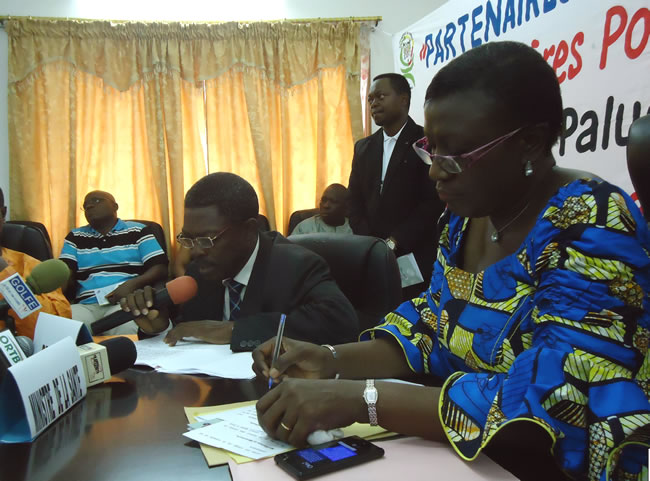 Le Ministre de la Santé écoute l’intervention de M. Basile AYA, Représentant du Préfet des départements de l’Atlantique/Littoral