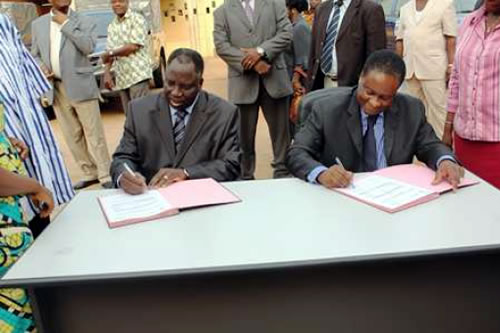 Signature du document par le Ministre de la santé et le Représentant de l’OMS