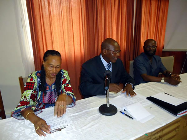 01 Une vue complète des officiels avec de gauche à droite le Prof. Oumou BAH SOW, le Dr Akpa R. GBARY et le Dr Edgard Marius OUENDO