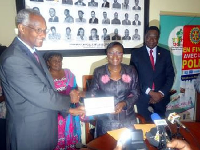 Le Prof. Dorothee A. KINDE GAZARD remet le cheque de 551.250.000 F CFA au Dr Youssouf GAMATIE