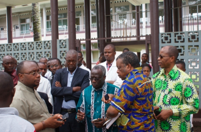 Le Dr Kabange Numbi et sa délégation visitant l’Hôpital général de référence de Wangata de Mbandaka pour s’entretenir avec les professionnels de la santé