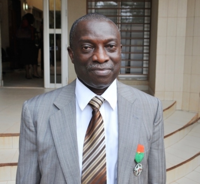 Dr. Walker arborant sa medaille de Chevalier de l'ordre national du Burkina Faso