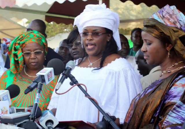 La Première Dame du Sénégal lors de son allocution, entourée du Ministre de la Santé et de l’Action sociale (en face) et du Ministre de la Famille, de l’Entreprenariat féminin et de la Petite Enfance