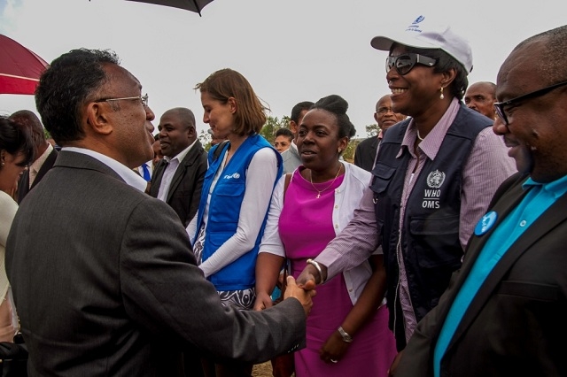 La Représentante de l’OMS salue le Président de la République à son arrivée à Tsihombe