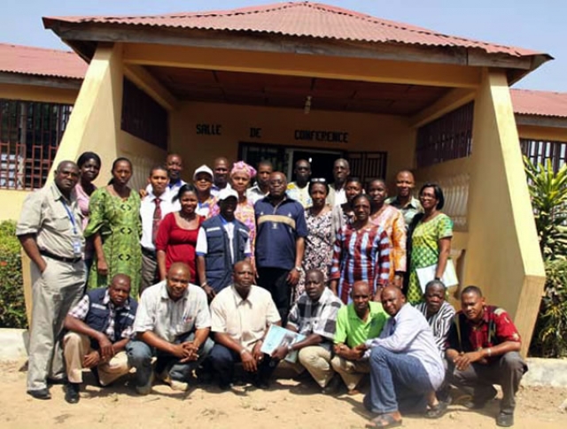 Photo de famille autour du Représentant de l’OMS en Guinée (Voir flèche)