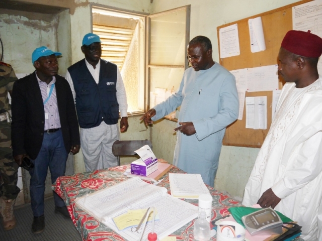 De gauche à droite le Représentant Adjoint de l’Unicef, le Représentant de l’OMS, Le Ministre de la Santé et le Préfet de Gaya pendant la visite du centre de santé