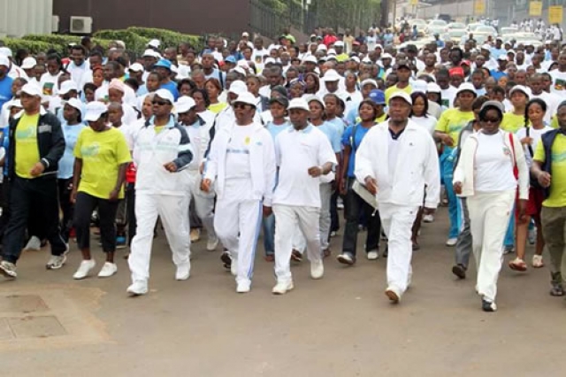 Le Ministre de la Santé Publique Monsieur André Mama Fouda (3è en blanc à partir de la gauche) conduit la marche pour la santé