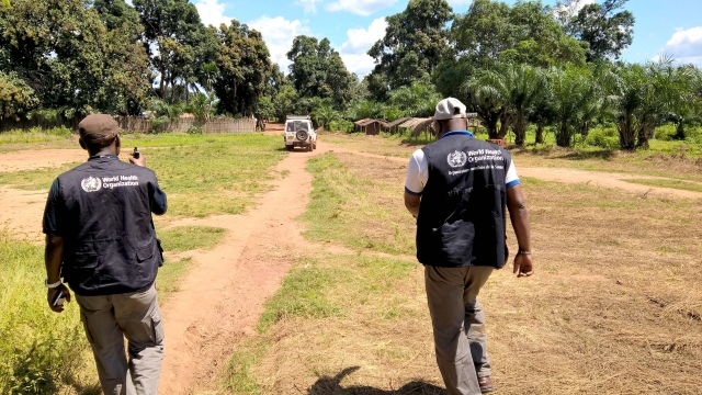 Deux membres de l'équipe avancée de l'OMS dès leur arrivée à Duguru, à 45 km de Bili-Centre. L'aire de santé de Duguru va être dotée par l'OMS du reseau de radiocommunications HF