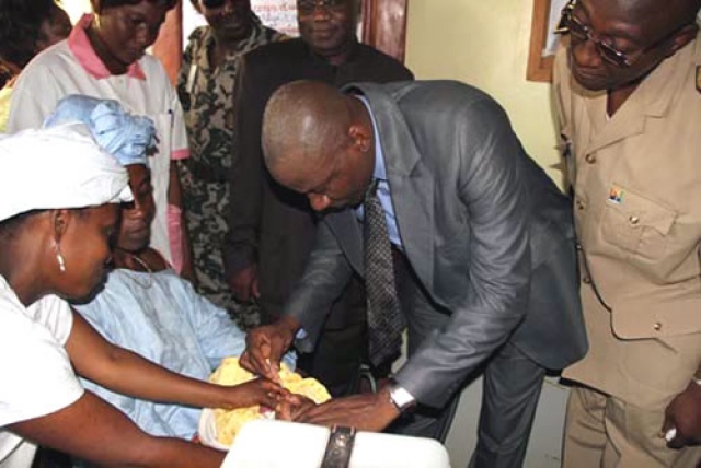 Le Ministre de la santé vaccinant un enfant dans le Centre de santé de Kassopo à Kamsar