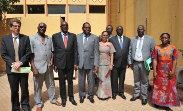 Le Ministre d’Etat (costume clair au centre) entouré des Ministres de l’agriculture, de l’action sociale et de la santé et accompagné des partenaires