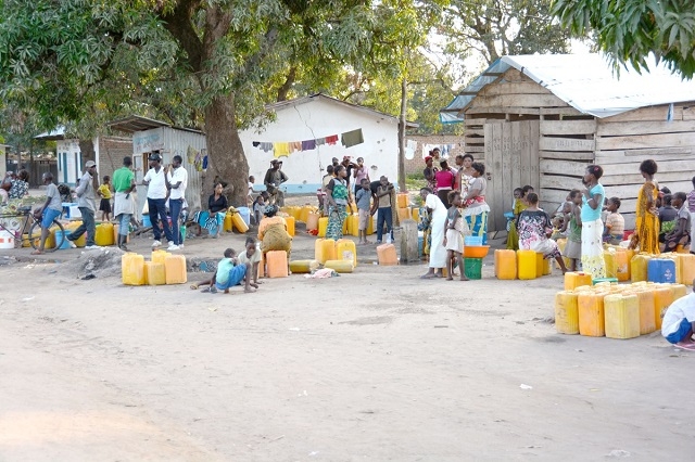 A Baraka les habitants se ruent sur les quelques bornes fontaines fonctionnelles pour sapprovisionner en eau