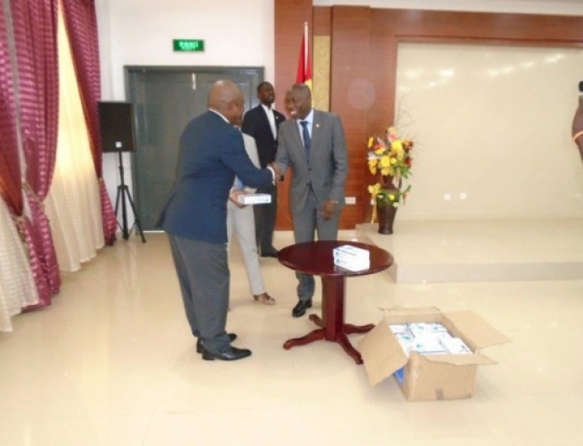 La remise du lot de thermomètres à Son Excellence Mr le Premier Ministre de la République de Guinée Bissau (à droite).