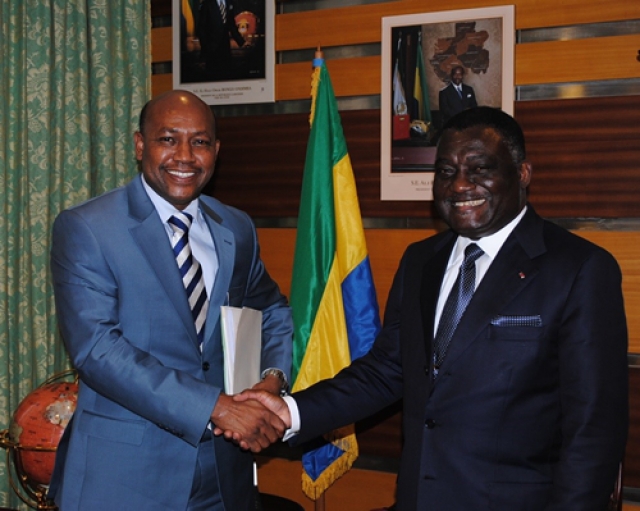 Une poignée de mains témoignant de l’excellence des relations entre l’OMS et le Gabon