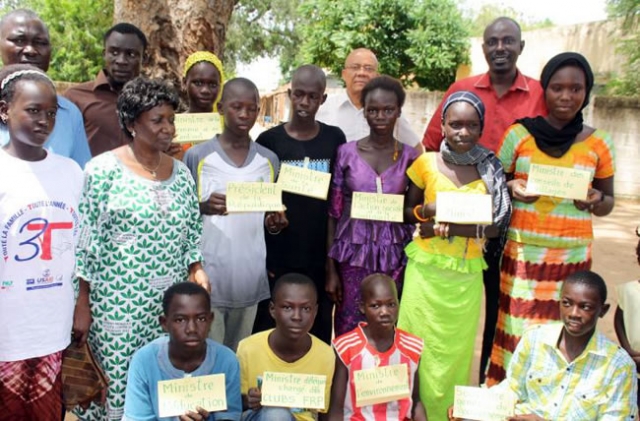 Photo de famille du Représentant de l’OMS avec les membres du Gouvernement, le Coordonnateur du PNL, le Conseiller MAL/VIH/sida/Tub et le Président de l’Association « Sopey Nabi »