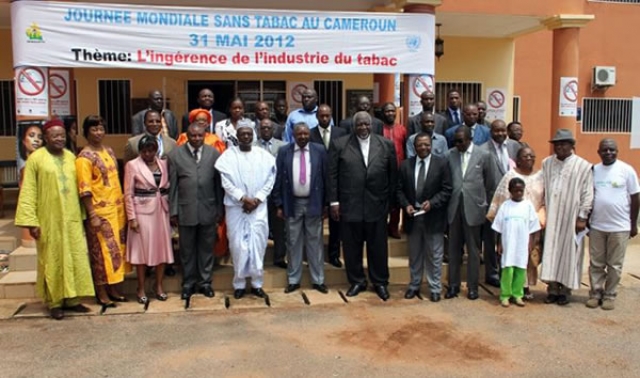 La photo de famille de la commémoration de la Journée Mondiale Sans Tabac: le Représentant du Ministre de la Santé en tenue traditionnelle blanche entourés des acteurs de la lutte antitabac au Cameroun