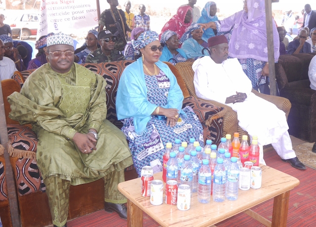 De gauche à droite, le Gouverneur de Niamey, la 1ère Dame du Niger et le Ministre de la santé