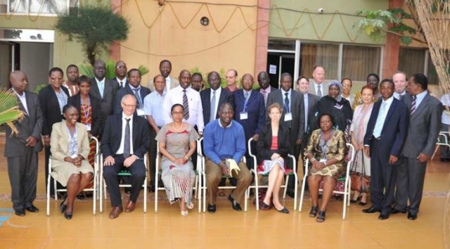 Photo de famille des participants et des autorités invitées à l’ouverture de la rencontre sur l’appui au dialogue politique en santé.