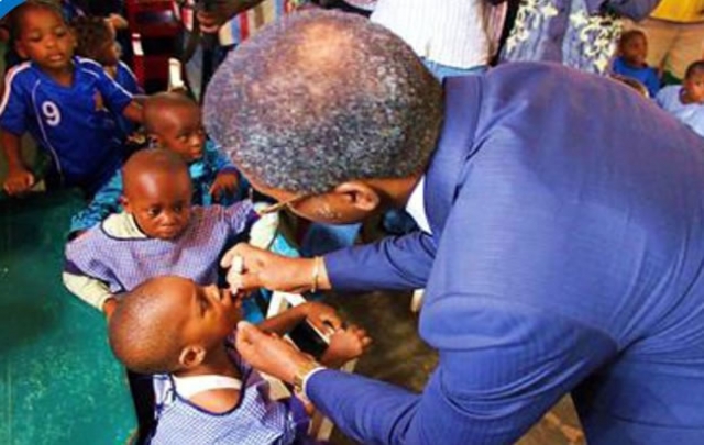 Dans une école maternelle de la place, Mr André Mama Fouda, Ministre de la Santé Publique administre le VPO à un enfant