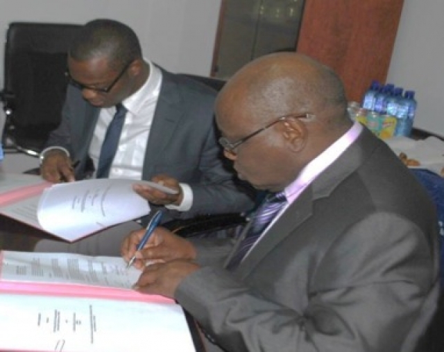 Signature de protocole d'accord entre le Représentant de l’OMS (à droite) et le Directeur du Bureau de liaison de Conakry de la SMFG