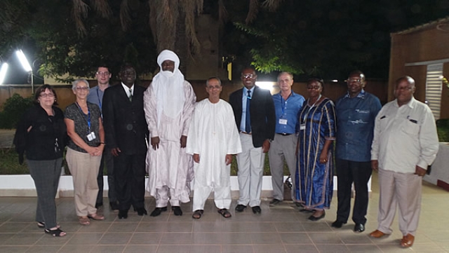 Photo de famille de la délégation avec Son Excellence le Premier Ministre, ici au centre en boubou blanc. Avec à sa droite le Ministre de la Santé et le Représentant de l’OMS, et à sa gauche le Chef de la délégation.
