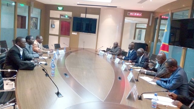 délégation de l'OMS conduite par le Représentant, à gauche, en face du Ministre des transports et voies de communication et son équipe (à droite) lors de leur rencontre au cabinet du Ministre à Kinshasa.