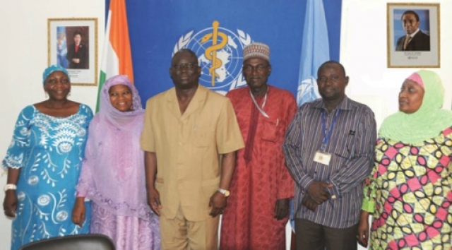 Autour du Représentant le nouveau Bureau. De gauche à droite : Dr Mariama Baissa (Présidente), Mme Illo Ramatou (Secrétaire Générale), Dr Assimawè Pana (Représentant de l’OMS), Dr Gagara Magagi (trésorier), Mr Nouhou Adamou (Secrétaire à l’Information), Mme Maimouna Insa (Secrétaire à l’Organisation)
