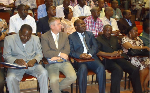 De gauche à droite, Prof. Laurent OUEDRAOGO (IRSP/Ouidah), Philippe JAILLARD (LOGIVAC/AMP/Bénin), Dr Aristide APLOGAN (EPIVAC/AMP), Dr Karimou IMOROU (Santé au Travail) et Dr Ndèye Marie BASSABI ALADJI (DG Agence Nationale Vaccination)