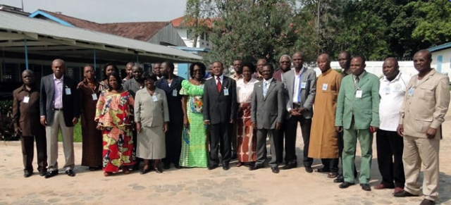 Les membres du Comité Technique Interministériel de Lutte Antitabac avec le Directeur de Cabinet du Ministre de la Santé et de la Population, en cravate rouge