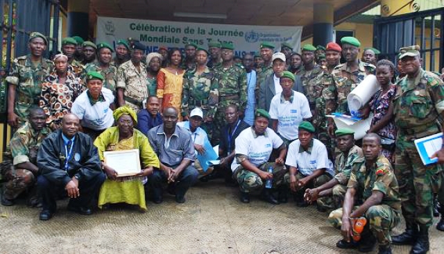 Photo avec les autorites militaires presentes à la Journee