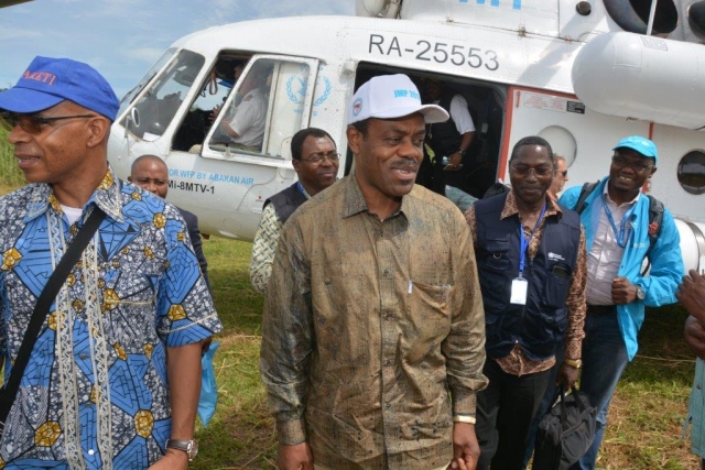 Le MSP, le Gouverneur du Bas Uélé, les Rep de l'OMS et de l'UNICEF à leur arrivée à Likati par l'hélicoptère du PAM pour l'évaluation de l'épidémie d'Ebola