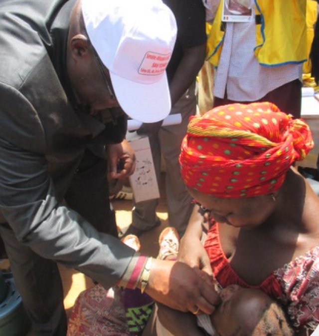 Séance de vaccination : Le Secrétaire d’Etat à la Santé Publique, M Assane NGUEADOUM, donne le coup d’envoi de la campagne de vaccination en administrant deux gouttes de VPO