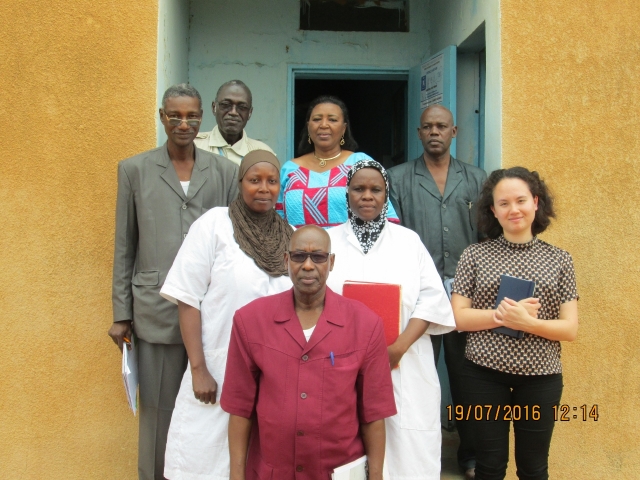 Une des équipes pendant la mission de terrain dans le district de Say avec 2 membres du personnel de santé du CSI de Ganki-Bassarou (en blouse blanche)