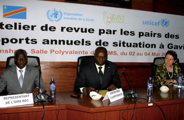 De gauche à droite: le Dr Joseph Waogodo Caboré, Représentant de l’OMS en RDC, le Dr Pierre Lokadi Otete Opetha, Secrétaire général à la Santé Publique et Mme Barbara Bentein, Représentante de l’UNICEF en RDC lors de l’ouverture de l’atelier à Kinshasa