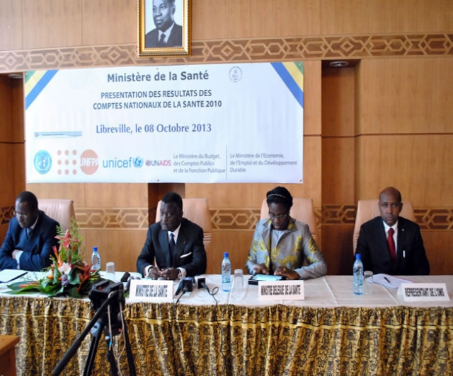 Le Ministre de la Santé, entouré du Ministre de la Défense Nationale, du Ministre délégué à la Santé et du Représentant de de l’OMS au Gabon