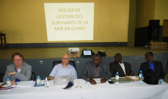 Le Représentant de l'OMS, Dr Belhocine, entouré par le Coordonnateur national à droite, et le représentant du CDC à gauche