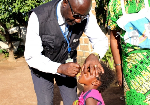 Une fillette congolaise recevant son vaccin lors des journées nationales de vaccination (JNV) polio organisées en RDC avec l’appui technique et financier des partenaires du Gouvernement.