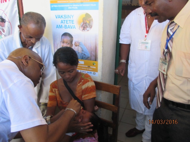 Le Premier Ministre administrant les premières doses de vaccin contre la polio à Fort-Dauphin