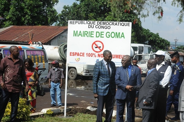 Le Maire de Goma posant avec les officiels devant le panneau métallique